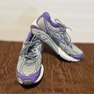 Brooks Women's Rnning Shoes Purple and Gray Athletic Shoes Sz 8